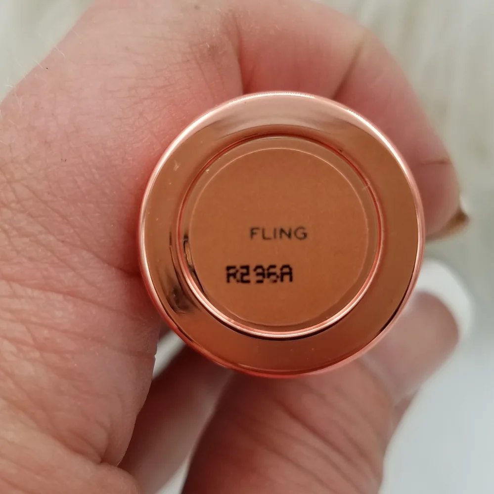 Revolution Matte Lipstick. Shade:Fling.